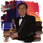 lon helton holding cma award