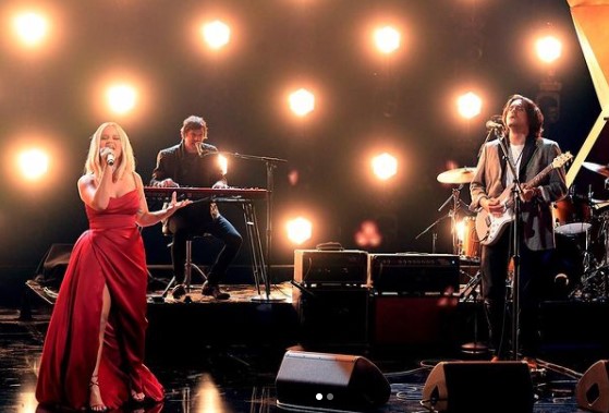 Maren and John Mayer singing at the 2021 Grammys